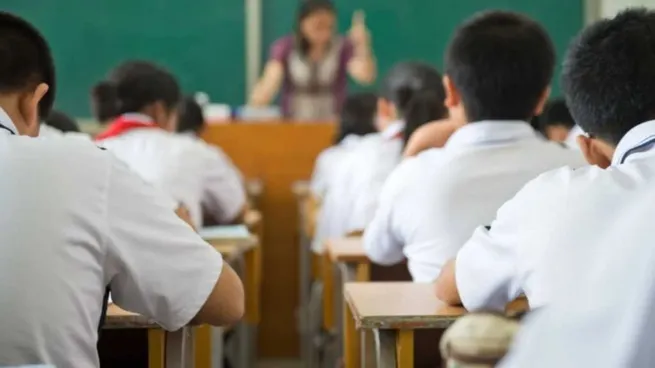 El Gobierno desreguló los aranceles de los colegios privados y podrán fijar las cuotas sin autorización Tras más de tres décadas de control estatal, el Ejecutivo derogó la norma que obligaba a los institutos privados a informar y solicitar autorización previa para modificar matrículas y cuotas. Los colegios podrán ajustar los valores según sus costos y condiciones de mercado.