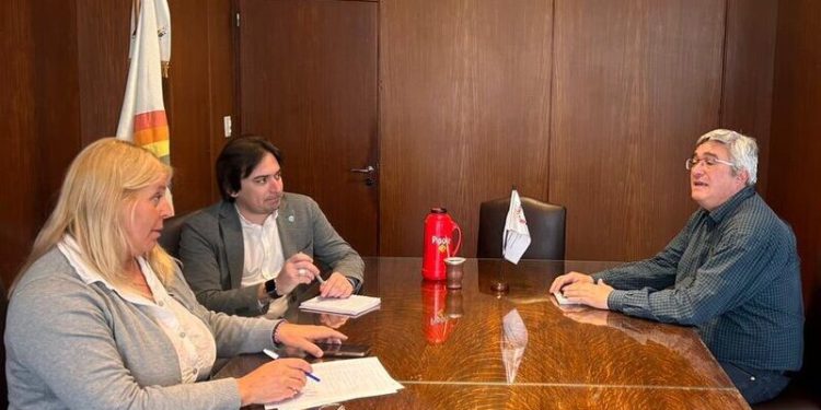 El campo le pidió al ministro Rodríguez un salvataje financiero por las inundaciones  CONINAGRO se reunió con el ministro de Desarrollo Agrario, Javier Rodríguez, para dialogar acerca de la situación hídrica del campo bonaerense.