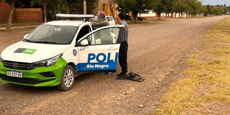 CHIMPAY: Rápido accionar policial y del MPF permitió detener a sujeto que hurtaba cerezas  Un hombre intentó infructuosamente eludir el accionar policial con argumentos falsos, pero fue puesto al descubierto y terminó detenido.