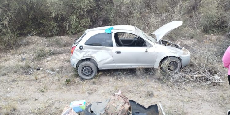 RUTA NACIONAL 22: Un auto despistó y volcó dejando como saldo solo daños materiales.  El incidente ocurrió cerca de las 19:30 horas a la altura del kilómetro 1024 y, en el lugar,  trabajó primero personal de la sub comisaria 64 de Belisle, quien luego cedió las actuaciones al Cuerpo Seguridad Vial Choele Choel.