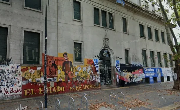 Grave amenaza obliga a cerrar las puertas de la Facultad de Artes de la UNLP: «Voy a fusilarlos a todos»  La Facultad de Artes cerró sus puertas luego de que un mail con fotos de armas y promesas de un ataque armado obligara a activar protocolos de seguridad.