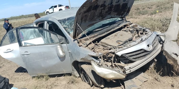 Una familia de Neuquén, que iba en dirección a la costa atlántica, volcó en la ruta nacional 250  Una familia de Neuquén, que iba en dirección a la costa atlántica, volcó en la ruta nacional 250, a la altura del kilómetro 220, a unos 45 kilómetros al sur de la localidad de Pomona