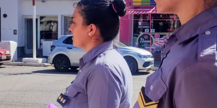 CHOELE CHOEL: Actividades de Comisaría de Familia por el 25N  La Comisaría de Familia de Choele Choel realizó una campaña preventiva e informativa con motivo de conmemorarse éste 25 de noviembre el “Día Internacional de la eliminación de la violencia contra la mujer”.