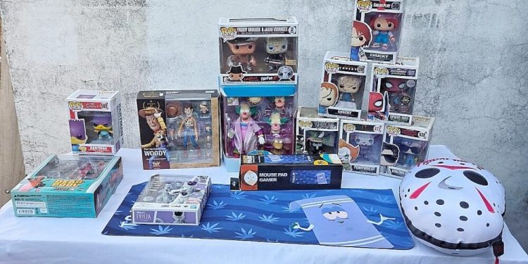 BAHIA BLANCA: Recuperan figuras de colección que habían sido adquiridas a través de una estafa  En el marco de una causa de la UFIJ N.º 20, a cargo del fiscal Rodolfo De Lucia, el Juzgado de Garantías N.º 1 ordenó el allanamiento de una vivienda ubicada en calle Terrada el 1600 de Bahía Blanca, en busca de diversas figuras coleccionables que fueron adquiridas mediante una estafa, de la que resultó víctima un comercio ubicado dentro del shopping de Bahía Blanca.