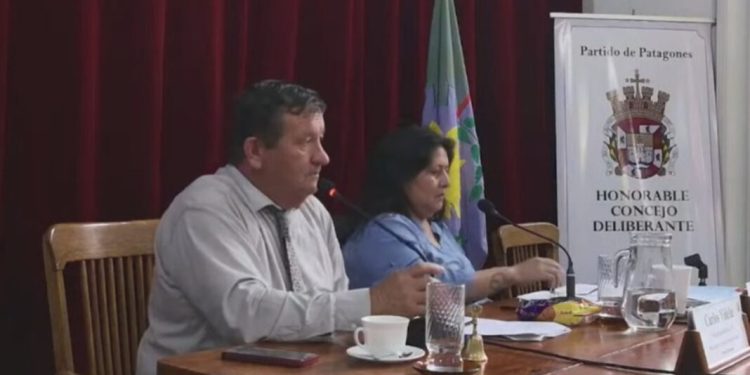 “Votá negativo, boludo”: un micrófono abierto desató la interna peronista en Patagones  El presidente del Concejo Deliberante de Patagones, Carlos Videla, insultó a un edil de su espacio y quedó grabado en plena sesión.