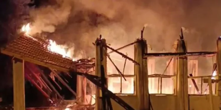 PEHUEN CO: Un incendio consumió por completo la histórica Capilla Sagrada Familia  El hecho se registró cerca de la 1.15 de este sábado, cuando un voraz incendio consumió por completo la histórica Capilla Sagrada Familia, ubicada en el corazón de la localidad de Pehuen Co.