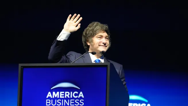 En EEUU, Javier Milei instó a empresarios a invertir en Argentina: «Quiero invitarlos a formar parte del futuro que estamos construyendo» El Presidente hizo referencia en la apertura de su discurso a las elecciones locales en Estados Unidos, donde hubo una sólida victoria demócrata, y trazó un paralelismo con lo sucedido en Argentina.