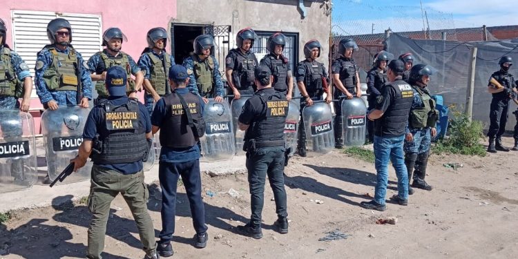 BAHIA BLANCA: Un hombre fue aprehendido por tener un arma y droga para la venta En el marco de una investigación realizada por la UFIJ N.º 19, a cargo del fiscal Mauricio Del Cero, el Juzgado de Garantías N.º 3 ordenó el allanamiento de la vivienda ubicada en Juan Molina al 2400 de Bahía Blanca donde se logró la aprehensión de Juan Jiménez por la tenencia de un arma y droga.