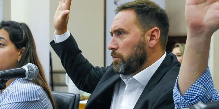 BAHIA BLANCA: Presentó su renuncia tras negarse a realizar un control de alcoholemia, el concejal oficialista  El edil Jonathan Arce, integrante del bloque oficialista Fuerza Patria, difundió una carta pública en la que admite su error, pide disculpas y anuncia su renuncia a la banca, luego del episodio ocurrido durante un operativo de tránsito en el que se negó a realizar el test de alcoholemia.