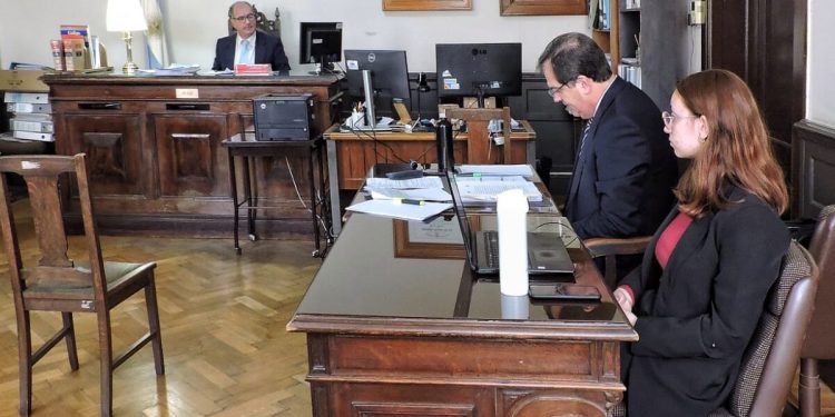 BAHIA BLANCA: Condenaron a 3 años de prisión al comerciante chino acusado de abusar de tres empleadas El Juez Gabriel Giuliani, titular del Juzgado Correccional N.º 1, condenó a Xiling Jiang alias “Leo” a la pena de 3 años de prisión de ejecución condicional por el delito de abuso sexual reiterado, del que resultaron víctimas tres mujeres que trabajaron en su comercio.