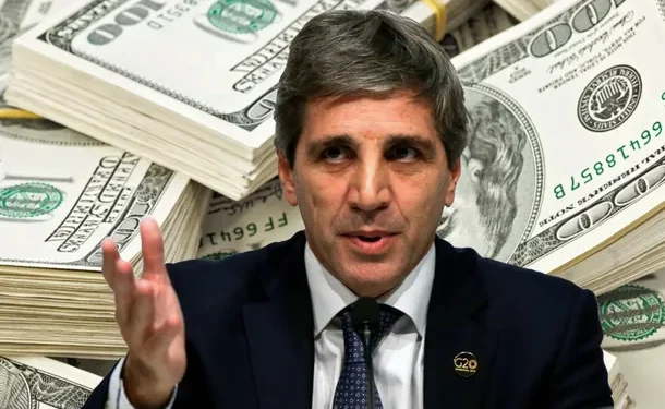 Luis Caputo lo hace de nuevo: «Andá a dormir tranquilo que con el dólar no pasa nada» En lo que pareció una nueva edición de su frase "comprá campeón", que derivó en una suba de la moneda, el ministro defendió el sistema de bandas.