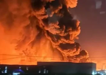 Explosión e incendio en Polo Industrial de Ezeiza: decenas de personas son atendidas en hospitales cercanos  Los nosocomios de la zona de Ezeiza ya están en estado de alerta mientras atienden a personas afectadas por la tremenda deflagración, quienes sufrieron quemaduras y hasta heridas de vidrios.