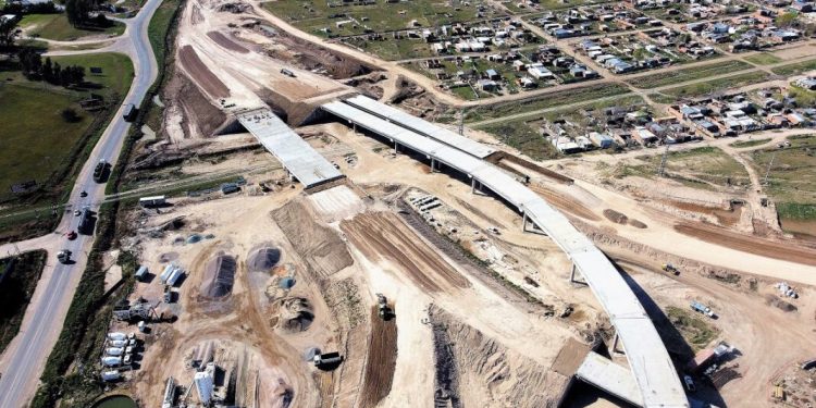 Desde Bahía Blanca, exigen que Milei incluya en el Presupuesto una obra para la Ruta 33  La diputada nacional de Bahía Blanca, Karina Banfi, exigió que el Presupuesto de Javier Milei cuente con la obra de "El Cholo", de la Ruta Nacional 33.