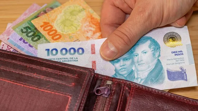 El Gobierno convocó al Consejo del Salario para definir el aumento del sueldo mínimo para trabajadores  La Secretaría de Trabajo fijó para este mes la reunión del Consejo Nacional del Empleo, la Productividad y el Salario Mínimo, Vital y Móvil, donde se debatirá el nuevo piso salarial y los montos de las prestaciones por desempleo. El haber mínimo permanece congelado desde agosto en $322.200.