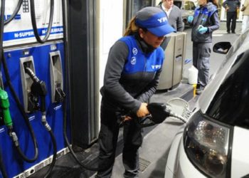 Un proyecto que busca que las petroleras anuncien los aumentos desató la polémica