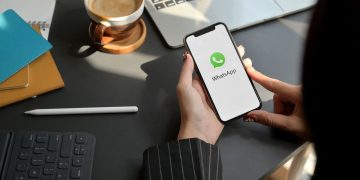 WhatsApp se pone a tono con iOS 26 y adopta el diseño traslúcido de los iPhone