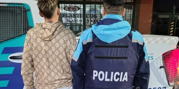 BAHIA BLANCA: Discutieron, lo atropelló con un auto y lo mató Anoche un hombre fue hallado gravemente herido en la vía pública tras ser embestido por un auto. Cuando era trasladado al Hospital Municipal en una ambulancia falleció producto de las lesiones sufridas.