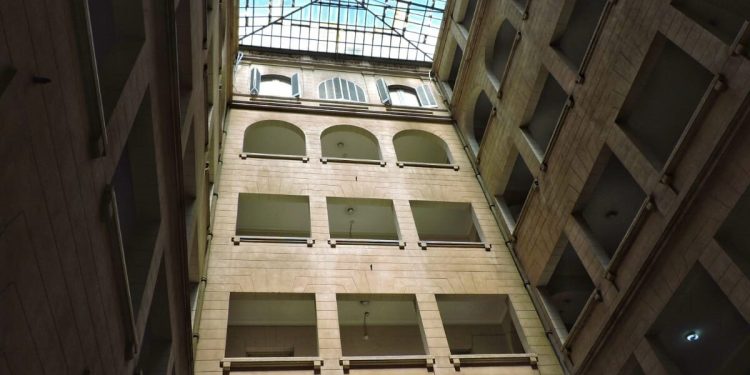 BAHIA BLANCA: Condenan a un hombre como coautor de una estafa a una mujer La jueza Susana González La Riva, a cargo del Juzgado Correccional N.º 2 condenó a Marcos Javier Blanco a la pena de 1 año de prisión por ser parte de una estafa a una mujer de Bahía Blanca, que fue contactada por un supuesto ciudadano polaco con quien intercambiaba correos y tenía una relación.