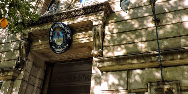 BAHIA BLANCA: Condenan a un abusador confeso a 15 años de prisión por violar a la hija de su pareja  El Tribunal en lo Criminal N.º 3 condenó a un hombre a la pena de 15 años de prisión por haber abusado de la hija de su pareja durante 3 años, en Bahía Blanca.