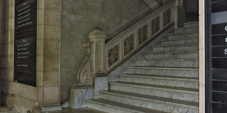 BAHIA BLANCA: Abuso sexual y violencia de género «Condenan a un hombre a la pena de 14 años de prisión por un brutal hecho ocurrido en Tornquist»  El Tribunal en lo Criminal N.º 3 condenó -en juicio abreviado- a un hombre a la pena de 14 años de prisión a un hombre acusado de agredir de manera brutal a su pareja en la localidad de Tornquist.