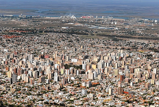 BAHIANBLANCA: El Municipio recomienda reducir la exposición al aire libre «El CTE determinó que la Calidad de Aire registró niveles elevados de material particulado» Las EMCABBs (Estaciones de Monitoreo Continuo del aire de Bahía Blanca) son cabinas móviles equipadas con analizadores continuos de contaminantes del aire (CO, NO2, SO2, O3 y Material Particulado PM10 y PM2,5). Según informó el CTE, en las mediciones se registraron altos niveles de PM10, producto del temporal de viento en la Patagonia el día de ayer.