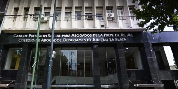 La Provincia avanzó con la reforma previsional en la Caja de Abogados El Gobierno bonaerense promulgó la reforma de la Caja de Abogados, eliminó la sobretasa de Justicia y fijó límites a los gastos del Directorio.