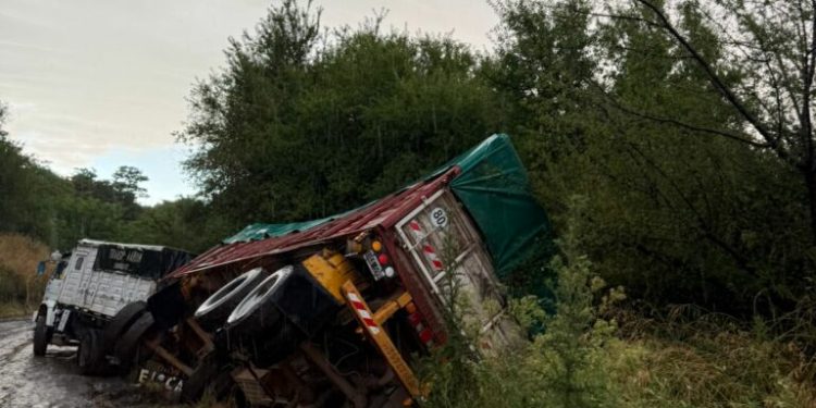 COMARCA SERRANA: El fenómeno climático dejó caminos rurales intransitables  Un fuerte fenómeno climático registrado en las últimas horas provocó serias complicaciones en distintos caminos vecinales del distrito, que quedaron prácticamente intransitables como consecuencia de una intensa tormenta eléctrica, acompañada por abundante caída de agua y fuertes ráfagas de viento.