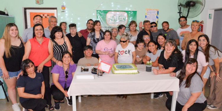 CHOELE CHOEL: Un cierre de año con inclusión, aprendizajes y reconocimiento en el Centro Alen Simón Con una jornada de recreación, encuentro y emociones compartidas, el Centro para Personas con Discapacidad Visual Alen Simón llevó adelante el cierre de un nuevo año de actividades en Choele.