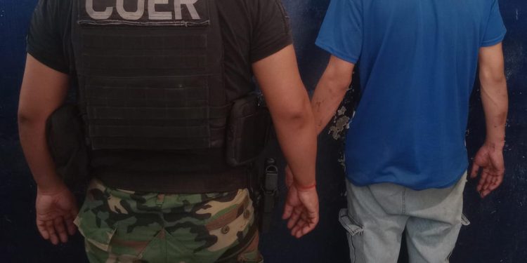 CHIMPAY: Allanamiento y detención en causa por “abuso de arma”  Efectivos del grupo especial de tareas COER de la policía de Río Negro y de la Comisaría 37 de Chimpay, procedieron – en la tarde de ayer - a la detención de un joven que fue sindicado como autor material de varios disparos contra una vivienda ubicada en Avenida del 5to. Centenario y Maripal.