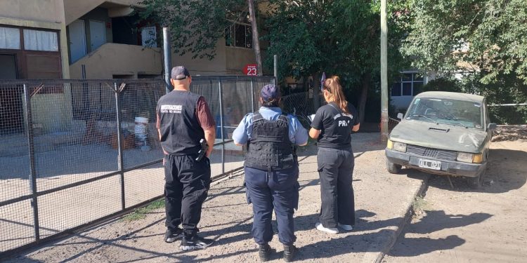 CHOELE CHOEL – LAMARQUE: Allanamientos y detenciones en el marco de una causa por “abuso sexual” La Policía de Río Negro realizó, en las últimas horas, varios allanamientos vinculados a una investigación por los delitos de “Abuso sexual, coacción y privación ilegítima de la libertad”.