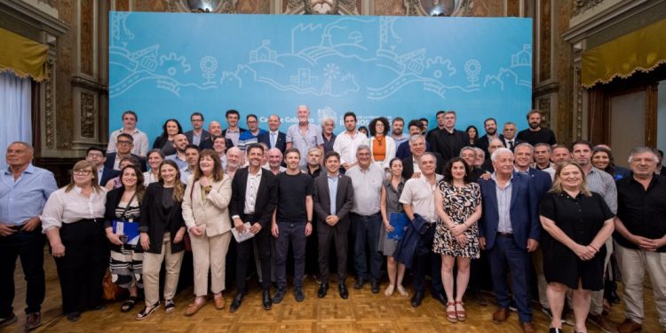 Kicillof se reunió con más de 80 empresarios pymes para presentar una contrarreforma laboral El gobernador bonaerense Axel Kicillof se reunió con más de 80 empresarios pymes para presentar una propuesta alternativa a la reforma laboral de Javier Milei.