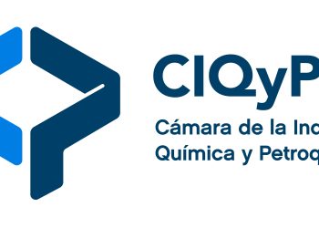 Informe Mensual – Octubre 2025-: Sistema de Información Estadístico Sectorial de la industria química y petroquímica El informe mensual desarrollado por la Cámara de la Industria Química y Petroquímica (CIQyP®) mostró que en octubre de 2025 la producción sectorial registró una disminución del 1% frente a septiembre. En la comparación interanual, la baja alcanzó el 8%, impulsada principalmente por los finales agroquímicos; mientras que el acumulado del año, hasta el cierre de octubre, se mantiene con una caída del 5%.