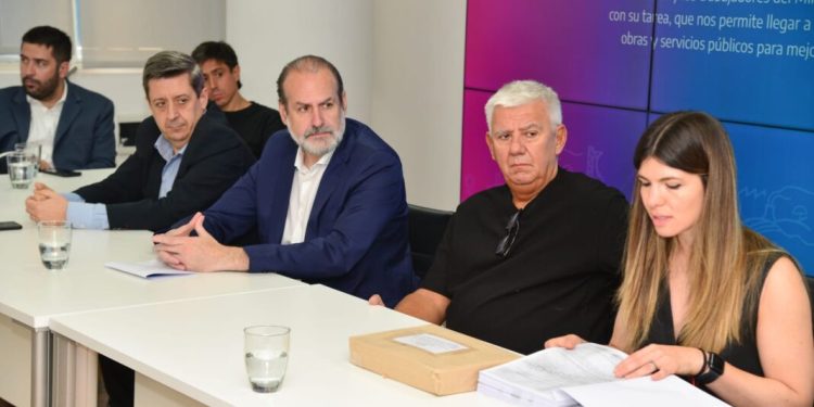 BAHIA BLANCA: Avanza la segunda etapa de obras hídricas para la reconstrucción El Gobierno bonaerense avanzó este viernes con la segunda etapa de licitaciones para concretar las obras hídricas del Canal Maldonado de Bahía Blanca. Todos los detalles.