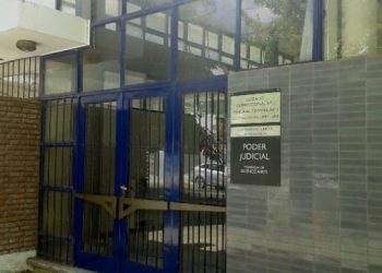 TRES ARROYOS: : Condenan a un hombre a 10 años de prisión por abusar de su hija  El Tribunal Criminal de Tres Arroyos, compuesto por la Dra. María Mercedes Rico, el Dr. Julián Francisco Saldías y el Dr. Eduardo Alfredo d’ Empaire, condenaron a un hombre a la pena de 10 años de prisión por abusar de su pequeña hija en Tres Arroyos.