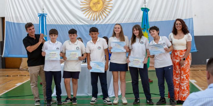 TORNQUIST: 28 DE NOVIEMBRE- SESION EXTRAORDINARIA DE ENTREGA DE DIPLOMAS A ABANDERADOS Y ESCOLTAS DEL DISTRITO 2025- TORNQUIST El viernes 28 de noviembre a partir de las 19 hs. aproximadamente, se realizó la Sesión Extraordinaria de entrega de Diplomas a Abanderados y Escoltas de las Escuelas del Distrito de Tornquist, convocadas por el Decreto Nº 31/25 del Honorable Concejo Deliberante, según la Resolución Nº 33/25, en el polideportivo “Eva Perón” de la ciudad de Tornquist.