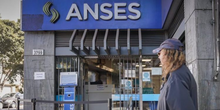 ANSES actualiza jubilaciones, pensiones y AUH: cuáles son los nuevos valores de enero 2026  ANSES confirmó un nuevo aumento de jubilaciones desde enero de 2026 y sostiene el bono de $70.000 para quienes cobran el haber mínimo.