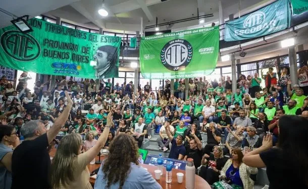 El Gobierno les descontará el día a los trabajadores de ATE que adhieran al paro nacional de hoy La medida de fuerza, que se desarrollará con una movilización en el Congreso, busca frenar cambios que la conducción sindical considera un “combo explosivo” para los derechos laborales.