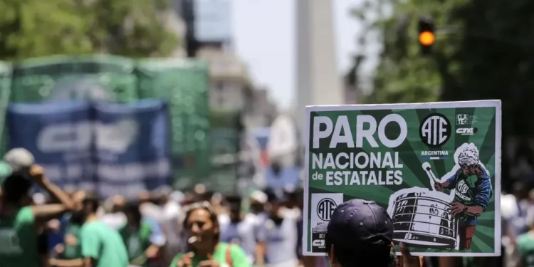 ATE confirmó la fecha del paro nacional y se moviliza al Congreso contra la reforma laboral  ATE ratificó el paro nacional para el próximo martes 9 de diciembre y anunció una mega movilización al Congreso en rechazo a la reforma laboral.