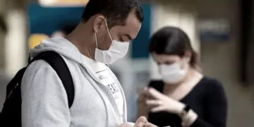 Alerta en Europa: volvió el barbijo y el confinamiento a Reino Unido por brote de inusual gripe