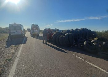 RUTA NACIONAL 22: Una camioneta, y el acoplado que acarreaba, terminaron volcados