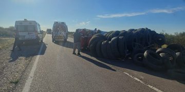 RUTA NACIONAL 22: Una camioneta, y el acoplado que acarreaba, terminaron volcados