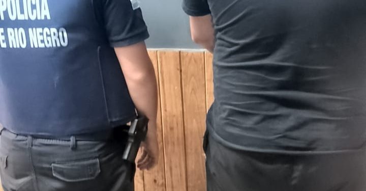 LAMARQUE: Allanamiento, secuestro y detención por amenazas e intimidación La Policía de Río Negro detuvo, éste miércoles, a un hombre de 34 años de edad, con domicilio en la localidad de Lamarque, a quien se le imputa ser el presunto autor del delito de “Intimidación pública y amenazas agravadas”.