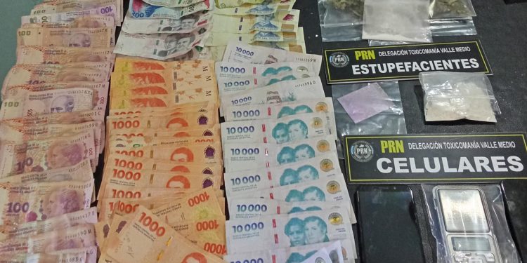 CHOELE CHOEL: Drogas «Allanamiento positivo a vivienda y secuestro de elementos» Personal de la Delegación Toxicomanías y Leyes Especiales Valle Medio de la Policía de Río Negro, con el apoyo del grupo de tareas especiales COER, realizó el pasado jueves dos allanamientos simultáneos en Choele Choel.