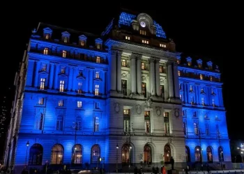 Lo descubrieron espiando a menores en el Palacio Libertad, se arrojó por una ventana y murió