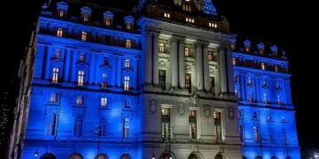 Lo descubrieron espiando a menores en el Palacio Libertad, se arrojó por una ventana y murió