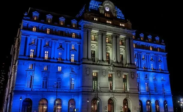 Lo descubrieron espiando a menores en el Palacio Libertad, se arrojó por una ventana y murió  Se trata de un empleado Elencos Estables de la Nación al que acusaban de haber grabado a las bailarinas, menores de edad, cuando se cambiaban en los camarines.