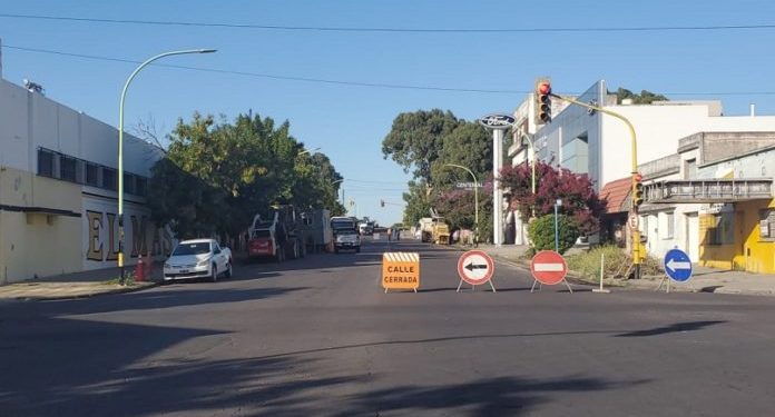 BAHIA BLANCA: Corte de calle y cambio de recorrido  A partir de hoy, y por el término de 20 días, corte total en calle Paroissien entre D’orbigny y Baigorria, por ejecución de obra en la vía pública. Hasta la finalización de las tareas, la línea 513 transitará por Paroissien, Bouchard, Misioneros, Rojas y Provincias Unidas.