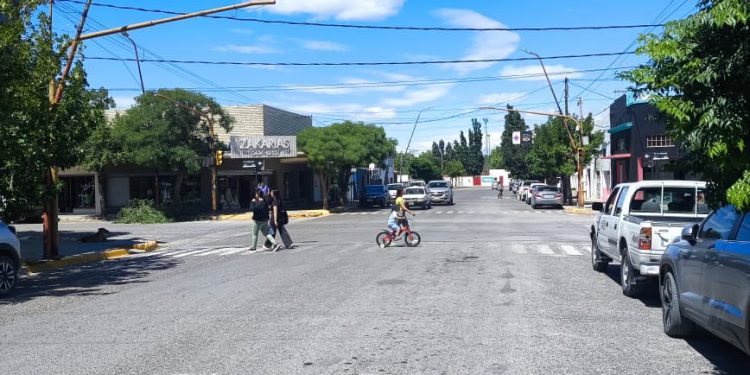 CHOELE CHOEL: Choele avanza en la modernización de sus semáforos y piden circular con precaución La ciudad de Choele Choel continúa con el proceso de recambio y actualización tecnológica del sistema de semáforos, una medida clave para mejorar la seguridad vial y ordenar el tránsito urbano.