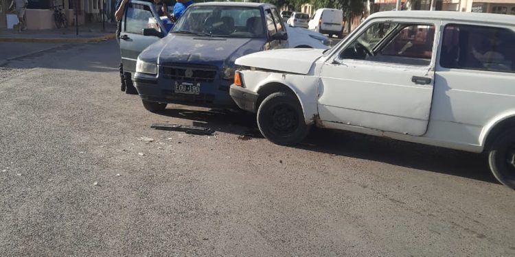 LUIS BELTRAN: En la tarde de éste sábado,minutos antes de las 7 de la tarde, ocurrió un siniestro vial en la intersección de avenida Avellaneda y calle 3 de Febrero Se trató de la colisión entre dos vehículos. Uno de ellos, un Fiat Uno que circulaba por avenida Avellaneda en sentido oeste–este al mando de un vecino de 37 años de edad que iba acompañado por otro adulto y una menor de 3 años.