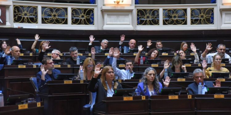 La Legislatura bonaerense dio luz verde al endeudamiento de Kicillof  En la madrugada del jueves, la Legislatura bonaerense sancionó la solicitud de endeudamiento del gobernador Axel Kicillof por más de USD 3.500 millones.